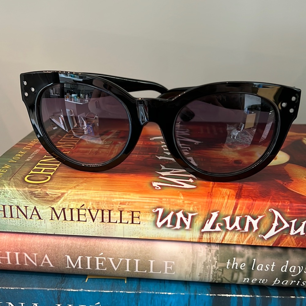 O by Oscar de la Renta sunglasses